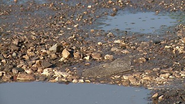 Большегрузы разбили дорогу на Волгоградской улице