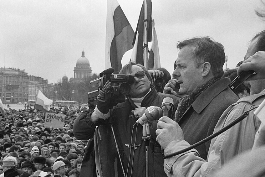 Народный депутат СССР Анатолий Собчак во время выступления на общегородском митинге на Дворцовой площади за отказ применения воинской силы при разрешении гражданских и политических конфликтов, приуроченного к событиям в Тбилиси, 1990 год