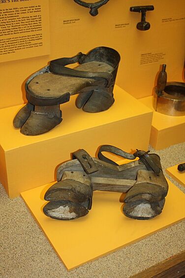 Обувь, изобретенная и использованная в 1920-х годах воришкой скота по имени «сумасшедший Текс Хейзел», чтобы скрыть следы во время кражи коров.
