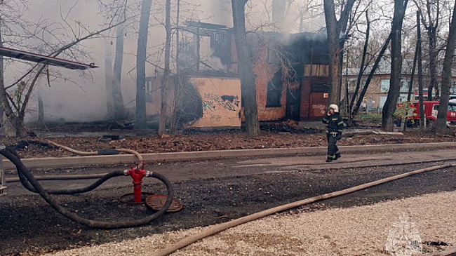 В Самаре утром 10 ноября сгорела двухэтажная заброшка на улице Нагорной