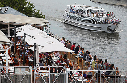 Жаркая погода в Москве подстегнула интерес к летним верандам