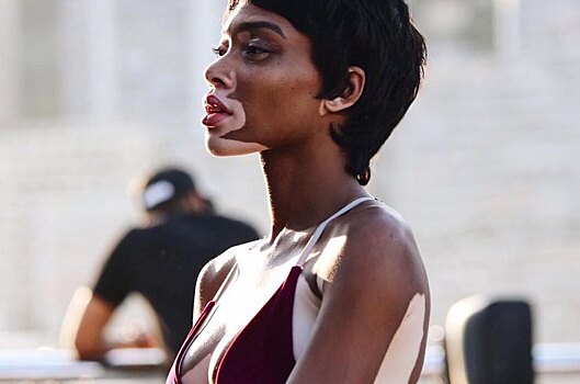 Модель Винни Харлоу показала сексуальную фигуру в бикини