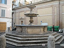 Мужчину оштрафовали на €450 за перекус возле фонтана