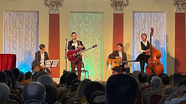 Цыганский джаз исполнили петербургские музыканты на вологодской сцене
