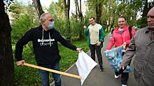 Более 50 деревьев очистили от объявлений жители 5-го микрорайона Вологды