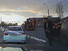 Неадекват с оружием угрожал автомобилисту в Новосибирске