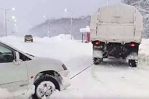 В Петропавловске-Камчатском жители жалуются на застрявший транспорт