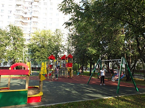 Во дворах на улице Менжинского установили яркие игровые комплексы
