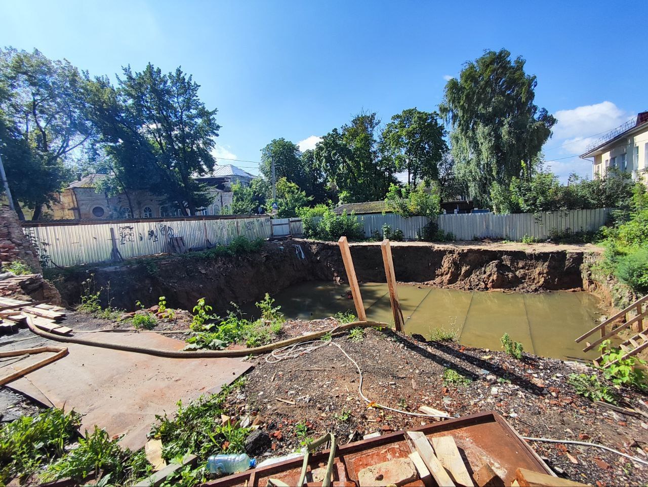 Строителей котлована в центре Калуги оштрафовали