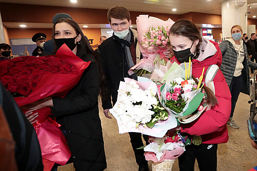 Щербакову задарили цветами, Трусова дала автограф на своей книге. Фото встречи фигуристов