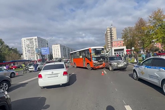 Четыре человека пострадали в ДТП с автобусом и семью авто в Нижнем Новгороде