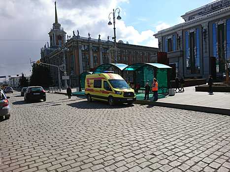 Шла по остановке и говорила по телефону: трамвай сбил женщину на площади 1905 года