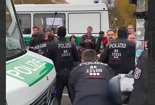 За чтение законов на площади в Германии жестко задержали протестующего