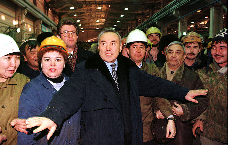  Назарбаев с рабочими на глиноземном заводе, 1998 год