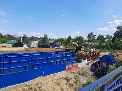 «Синие мосты» начали красить синей краской