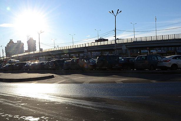 В ближайшие годы парковка частного транспорта на Крюковской площади будет запрещена