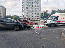 Легковушки влетели друг в друга на крупном проспекте в Кемерове