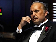 Билли Зейн в роли Брандо — на первом кадре фильма «Вальсируя с Брандо»