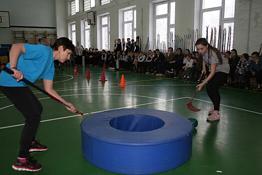 Учителя школы на Петрозаводской обыграли учеников в «Веселых стартах»