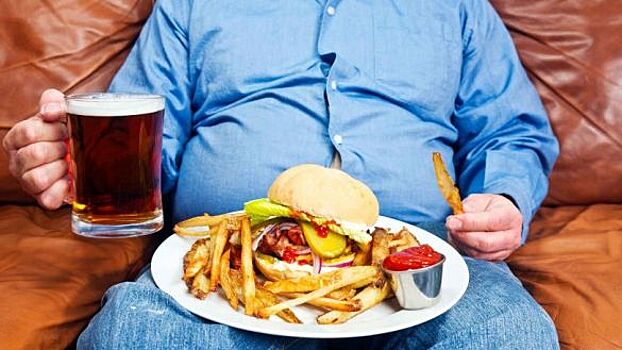 "АиФ": врач РФ Артем Косов объяснил, почему жирная еда и алкоголь несовместимы