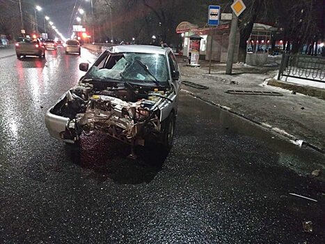 ВАЗ въехал в ограждение и протаранил иномарку в Саратове