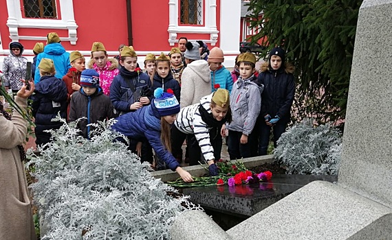 В районе Коньково возложили цветы к Мемориальному Кресту