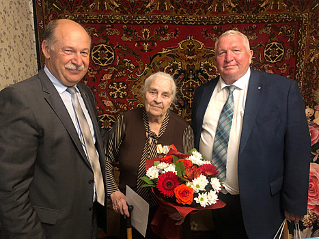 Александр Баранов поздравил жительницу Наро-Фоминска с 90-летием