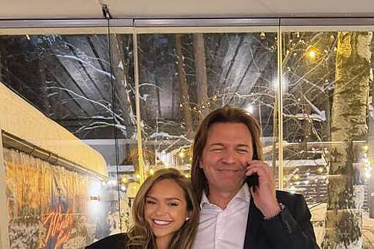 Бизнесвумен Стеша Маликова в мини-платье поздравила отца с 56-летием