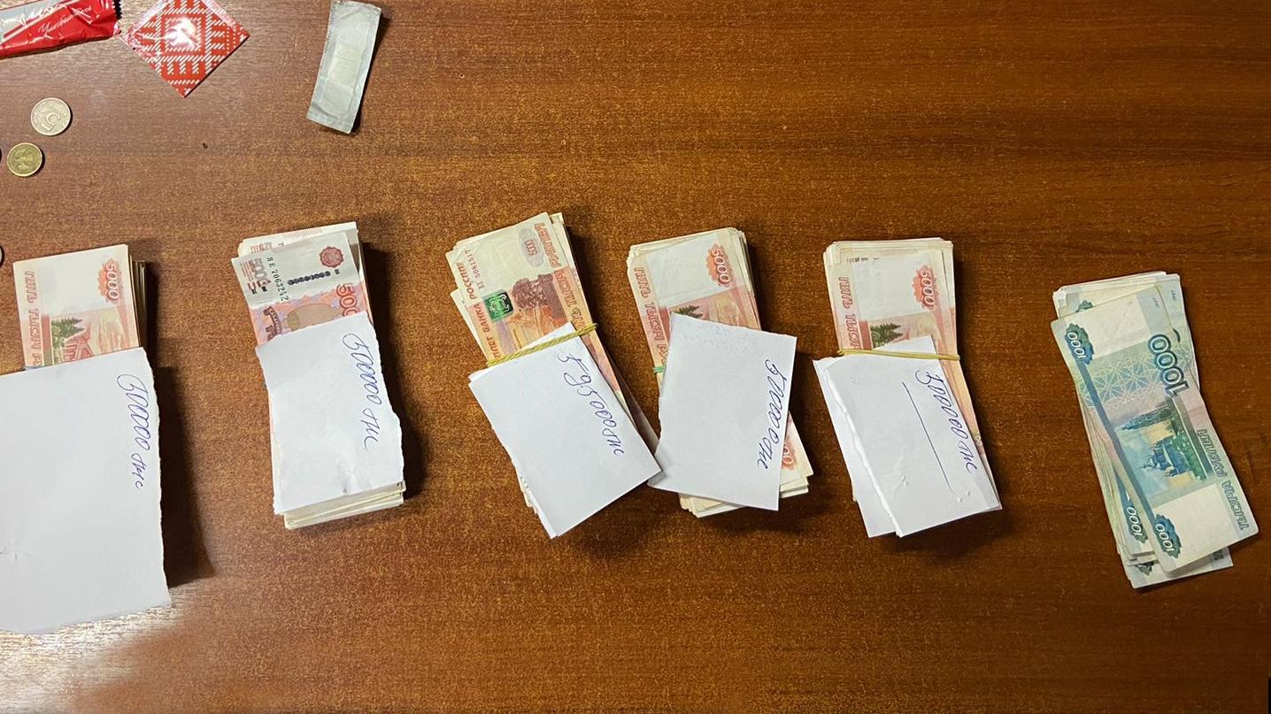 Лжеработника автосалона, убежавшего с деньгами продавца внедорожника, задержала полиция Астрахани