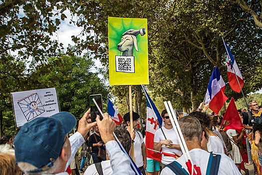 Во Франции прошло более 200 акций противников санитарных пропусков