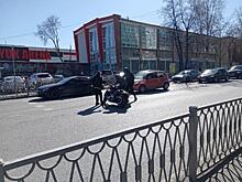 В Екатеринбурге мотоциклист не справился с управлением и рухнул под автомобили