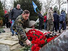 В Анапе возложили цветы к памятнику воину-афганцу