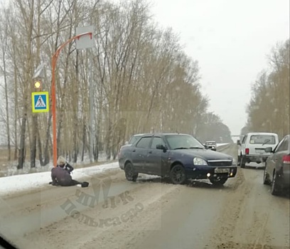 Легковушка сбила женщину на скользкой "зебре" в Кузбассе
