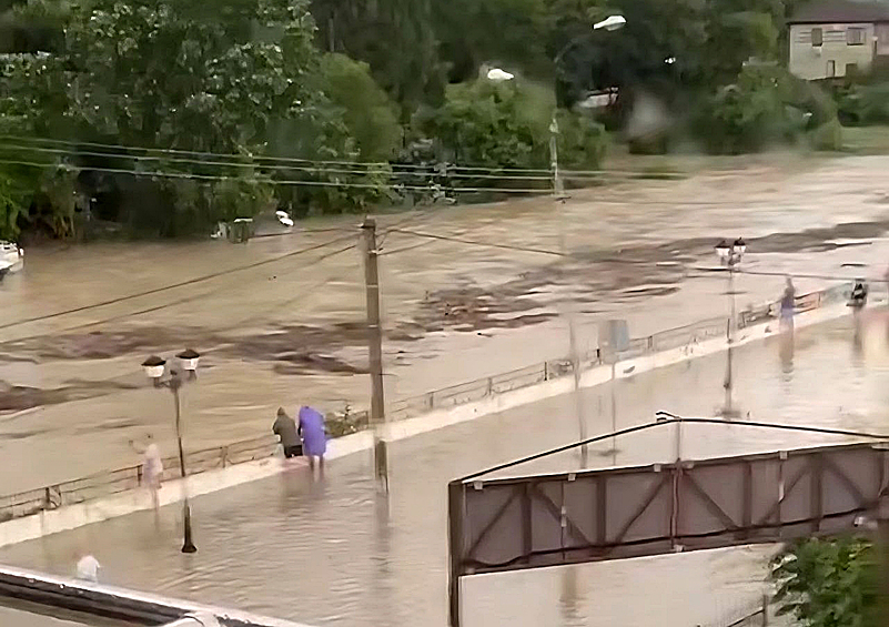 Подтопления на улицах в результате подъема уровня воды в реке Дефань в Туапсинском районе Краснодарского края