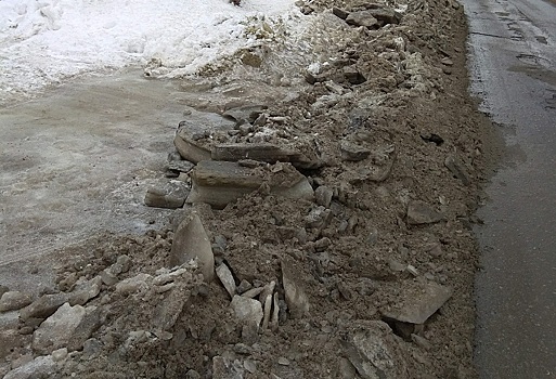 Пензенцы жалуются на разбросанный по обочине лед