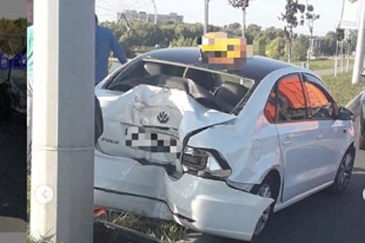 В Казани на Кремлевской дамбе такси столкнулось с «КАМАЗом»