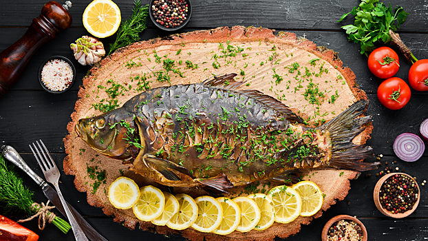 Бургер, шаурма, стейк и печёная тушка: 4 рецепта с карпом