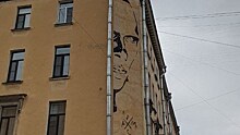 Петербуржцы требуют сохранить и узаконить граффити с Даниилом Хармсом на доме по улице Маяковского