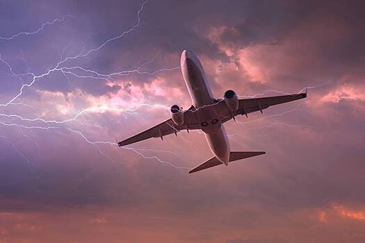 В самолет с пассажирами на борту ударила молния во время полета