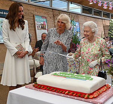 Елизавета II резала торт саблей и шутила на саммите G7