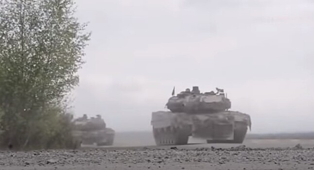 Китайцев рассмешило фото министра обороны Украины с западным танком