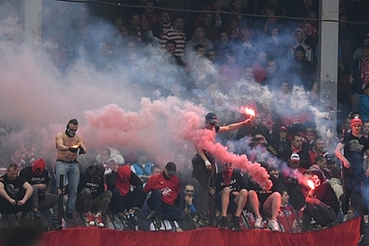 Фанаты «Спартака» подожгли трибуну тульского стадиона в последнем матче сезона