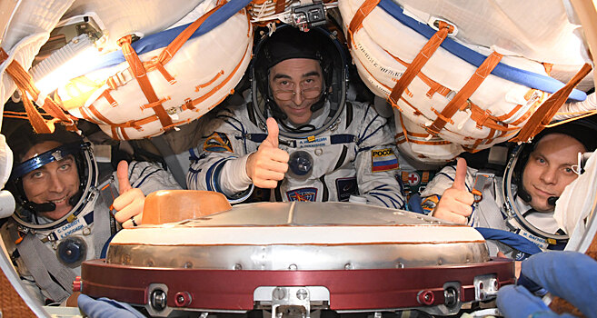 Российским космонавтам запретили рукопожатия и объятия