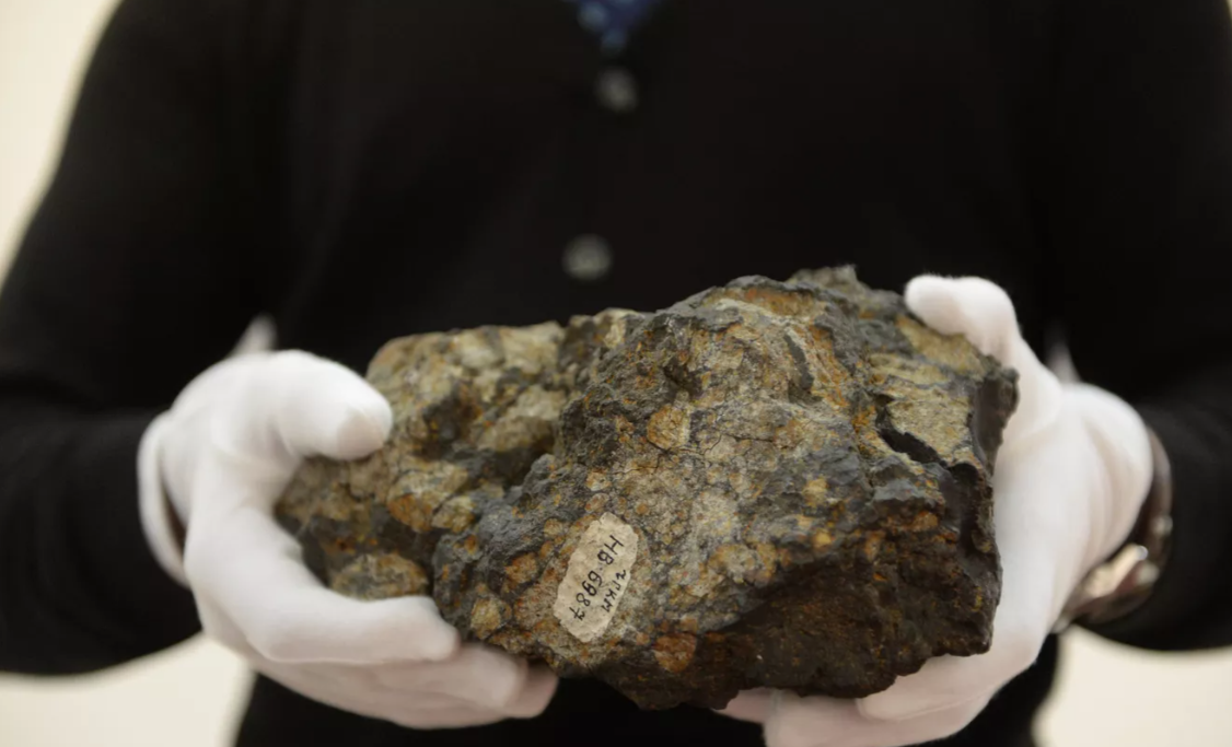Челябинский метеорит «похудел» и начал ржаветь