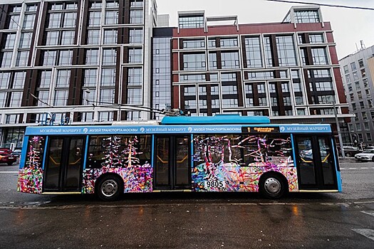 Оформленный художницей Ириной Кориной троллейбус запустили в Москве