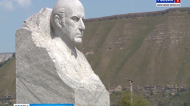 В Карачаево-Черкесии отметили 105-ю годовщину со дня рождения генерал-полковника Солтана Магометова