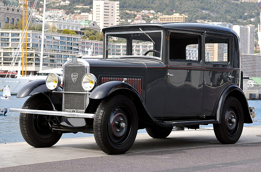 Peugeot 201. «Двести первый» оказался удивительной пророческой машиной и спасательным кругом для компании. Его представили на Парижском автосалоне 1929 года сразу после биржевого краха (обвального падения цен акций в США), спровоцировавшего Великую депрессию. То было шоковое время, поставившее точку в истории многих европейских компаний. А вот Peugeot выжил и даже укрепил свои позиции благодаря новинке! 