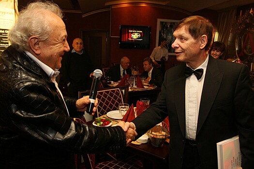 Цветы засохли, вместо памятников деревянные кресты: как выглядит могила Эдуарда Хиля и его жены