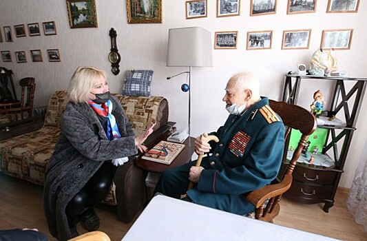 Ветеран из Кунцева принял поздравления накануне Дня защитника Отечества