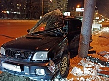 Оставил на дороге: иномарка влетела в столб напротив Цирка, водитель убежал с места аварии